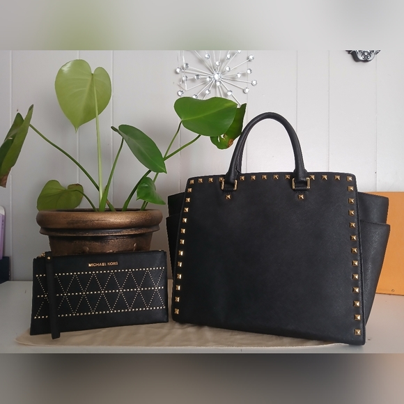 Michael Kors Black Bag With Pouch. - Picture 4 of 10